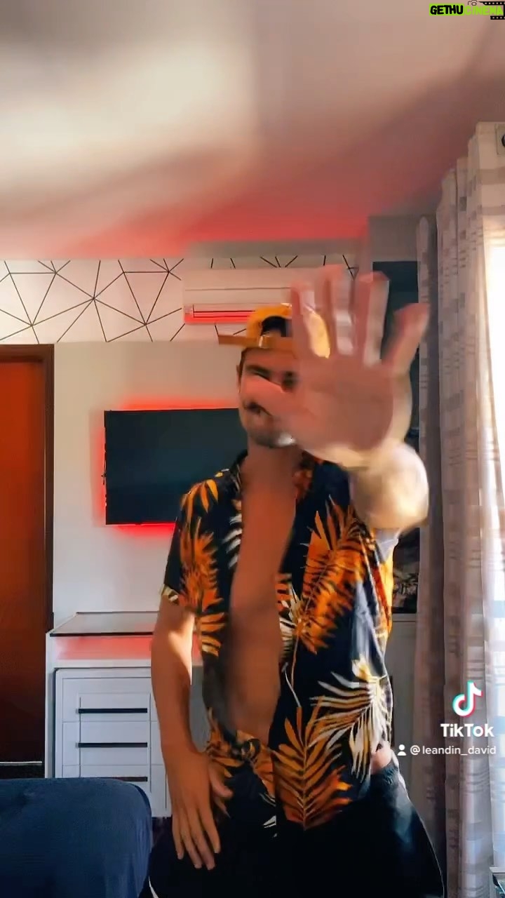 Leandro David - 24.5K Likes - DESAFIO LANÇADO FAMÍLIAAA!!
E o desafio oficial do Brincando Com Fogo com o @wesleysafadao está lançado. Quero ver todo mundo fazendo e me marcando, vou respostar os que eu achar mais topeee 👀
Vai ficar de fora dessa??? 🔥🔥
#brincandocomfogo #pegoounao #vaisafadão @netflixbrasil