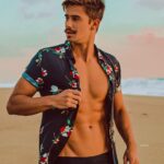 Leandro David Instagram - E o sonho se tornou realidade!!! MAAAAE TÔ NA NETFLIX 🔥🔥 Finalmente a espera acabou e posso compartilhar com vcs, dia 21 de Julho estreia o Brincando Com Fogo Brasil na @netflixbrasil tu não vai perder né? 😜#brincandocomfogo #netflixbrasil