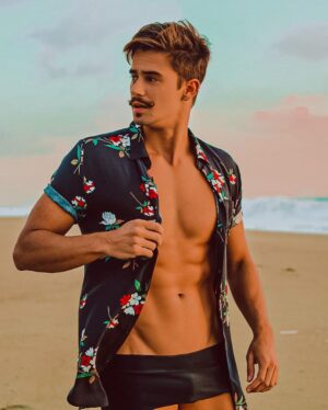 Leandro David Instagram - E o sonho se tornou realidade!!! MAAAAE TÔ NA NETFLIX 🔥🔥 Finalmente a espera acabou e posso compartilhar com vcs, dia 21 de Julho estreia o Brincando Com Fogo Brasil na @netflixbrasil tu não vai perder né? 😜#brincandocomfogo #netflixbrasil