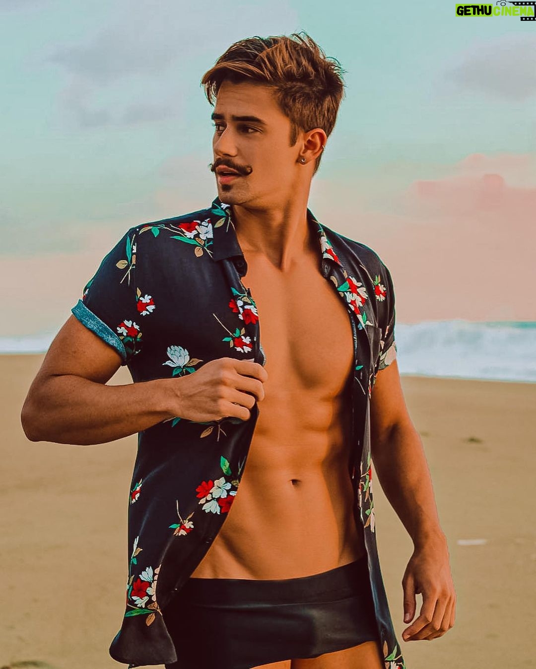 Leandro David - 14.2K Likes - E o sonho se tornou realidade!!! MAAAAE TÔ NA NETFLIX 🔥🔥 Finalmente a espera acabou e posso compartilhar com vcs, dia 21 de Julho estreia o Brincando Com Fogo Brasil na @netflixbrasil tu não vai perder né? 😜#brincandocomfogo #netflixbrasil