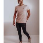 Leandro David Instagram - Já to com roupa pra sair, só falta o corona sair primeiro KKKKKK trajado com os mais brabos @bosskstore