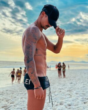 Leandro David Instagram - O #tbt de hj era só isso….Areia, mar e sol ❤️‍🔥❤️‍🔥