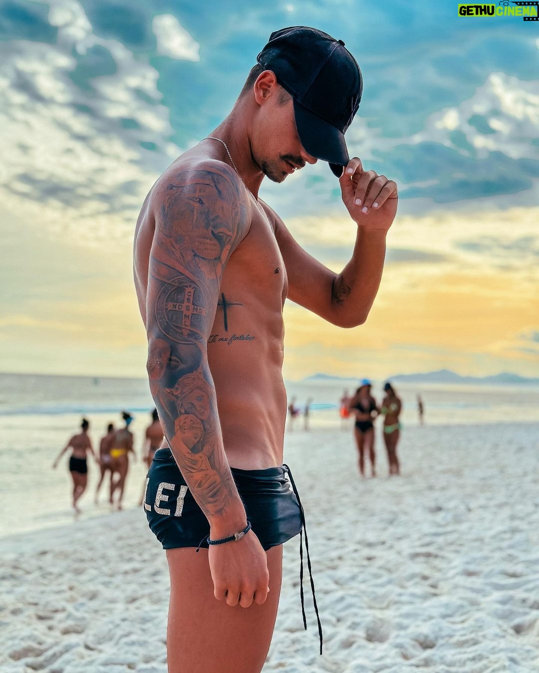 Leandro David - 13.6K Likes - O #tbt de hj era só isso….Areia, mar e sol ❤️🔥❤️🔥