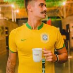Leandro David Instagram - Kit do hexa check: Uniforme no peito ✅ Copo personalizado ✅ Telão gigante ✅ +20 opções de restaurantes ✅ E vocês.. já estão com o coração preparado pro Gol do @richarlison de hoje lá no @manebrasilia ? Comentem aí seu palpite pro jogo de hoje 🔥 Mané Mercado