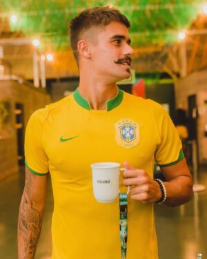 Leandro David Instagram - Kit do hexa check:

Uniforme no peito ✅
Copo personalizado ✅
Telão gigante ✅
+20 opções de restaurantes ✅

E vocês.. já estão com o coração preparado pro Gol do @richarlison de hoje lá no @manebrasilia ? 

Comentem aí seu palpite pro jogo de hoje 🔥