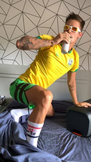 Leandro David Instagram - CARTA ABERTA:

Declaro que a partir de hoje, essa pessoa não está habilitada a fazer quaisquer atividades externas. 
MOTIVO: COPA 🇧🇷
Obrigado pela atenção. 
Até o hexa ☺️✌🏼