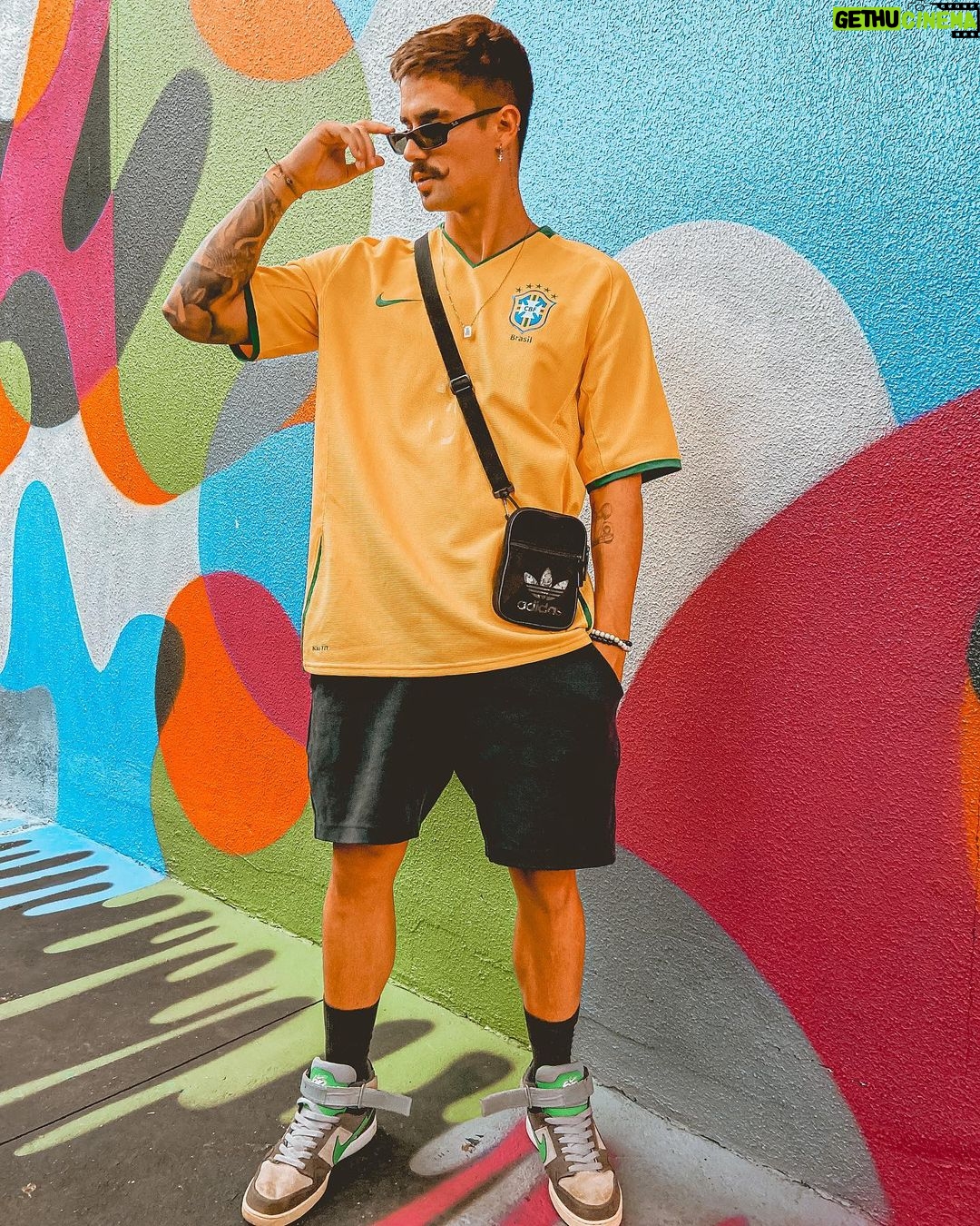 Leandro David Instagram - Look do job de hj #Brazilaesthetic mas a pergunta que não quer calar…Nike e Adidas no mesmo look, pode ou num pode?? 👀👀