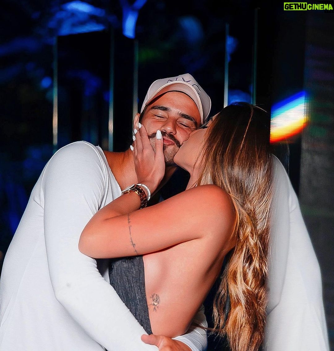 Leandro David - 21.1K Likes - As vezes a vida nos surpreende, eu vivendo um momento que era um dos meus maiores sonhos e no meio dessa loucura toda, você apareceu e me fez sentir o sentimento mais maravilhoso que já senti… Hoje paro e olho para trás, para tudo que vivemos juntos e só consigo sentir gratidão! Só nós sabemos tudo o que enfrentamos ❤️🔥 Te amo muito meu amor