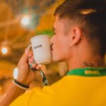 Leandro David Instagram - Kit do hexa check: Uniforme no peito ✅ Copo personalizado ✅ Telão gigante ✅ +20 opções de restaurantes ✅ E vocês.. já estão com o coração preparado pro Gol do @richarlison de hoje lá no @manebrasilia ? Comentem aí seu palpite pro jogo de hoje 🔥 Mané Mercado