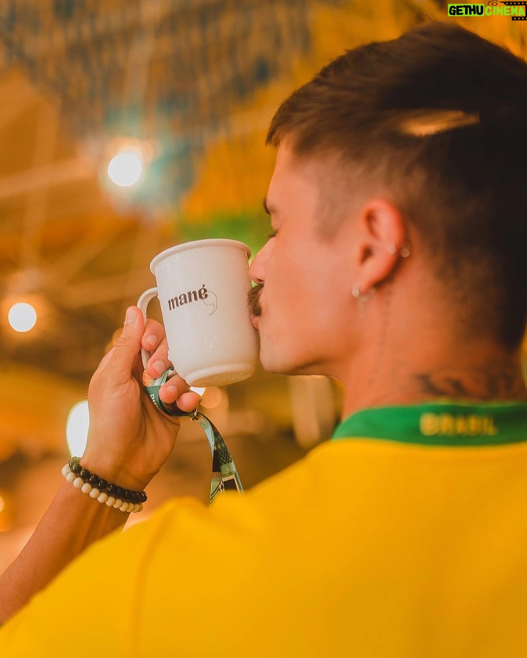 Leandro David - 20.5K Likes - Kit do hexa check:
Uniforme no peito ✅
Copo personalizado ✅
Telão gigante ✅
+20 opções de restaurantes ✅
E vocês.. já estão com o coração preparado pro Gol do @richarlison de hoje lá no @manebrasilia ?
Comentem aí seu palpite pro jogo de hoje 🔥