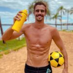 Leandro David Instagram - Minha garrafinha da @paccoby me acompanhando todo dia e em todo lugar 💛 E pra vcs que são meus seguidores, consegui um CUPOM incrível pra vcs também terem a sua PACCO no seu dia a dia, corre pra usar 🔥 CUPOM: LEANDRO10