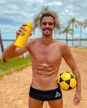 Leandro David Instagram - Minha garrafinha da @paccoby me acompanhando todo dia e em todo lugar 💛
E pra vcs que são meus seguidores, consegui um CUPOM incrível pra vcs também terem a sua PACCO no seu dia a dia, corre pra usar 🔥 

CUPOM: LEANDRO10