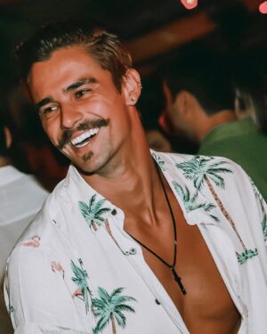 Leandro David Instagram - Acho que como essa primeira semana foi de teste, ainda da tempo de postar foto do réveillon, né?? 😂😅 Que 2022 venha com toda esse energia positiva, vamos com tudo família!! Comentem aí, o que vocês mais esperam pra esse ano 👀👀