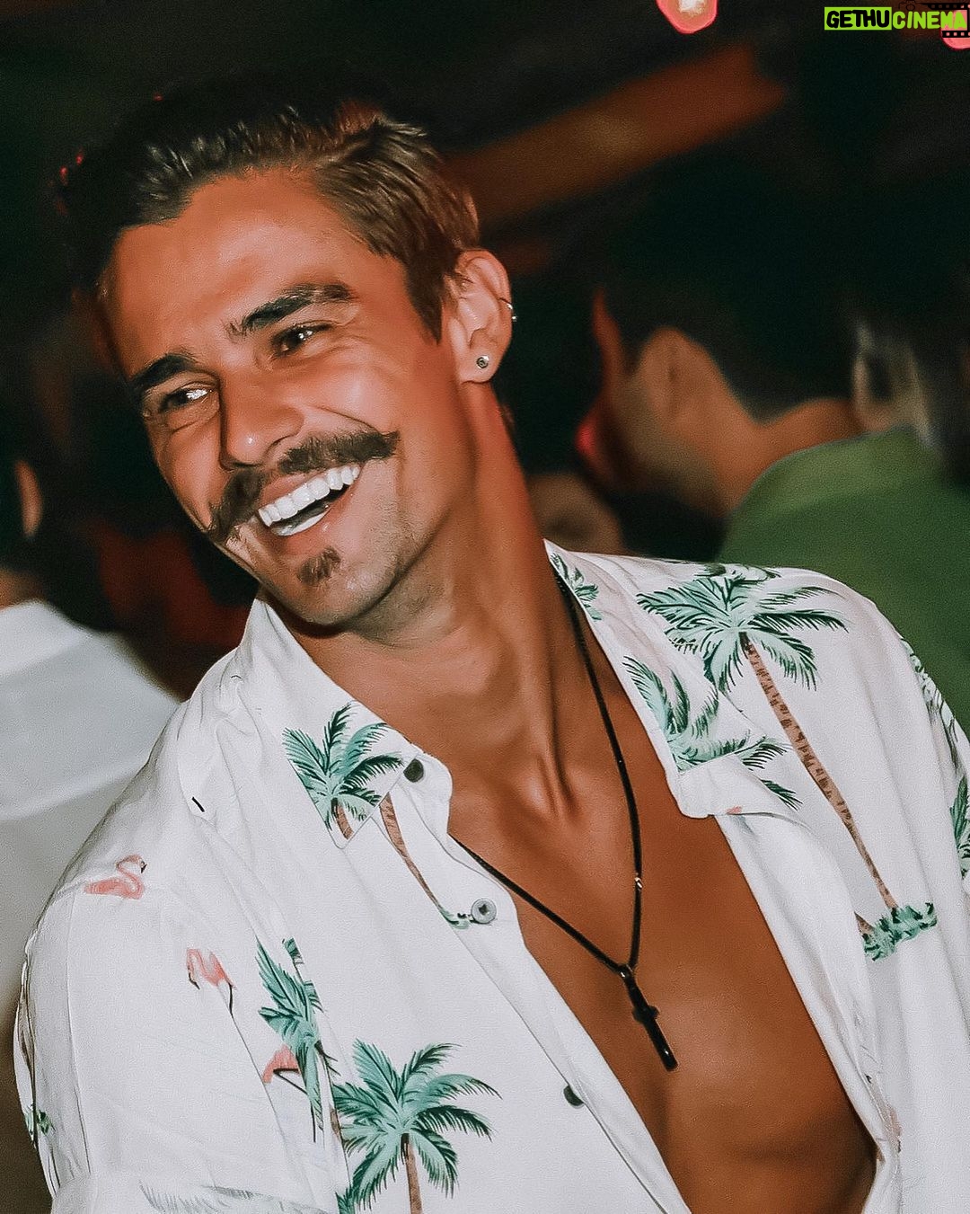Leandro David - 23.3K Likes - Acho que como essa primeira semana foi de teste, ainda da tempo de postar foto do réveillon, né?? 😂😅 Que 2022 venha com toda esse energia positiva, vamos com tudo família!! Comentem aí, o que vocês mais esperam pra esse ano 👀👀