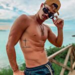 Leandro David Instagram - Turistando e fazendo book 📸😜 Fala pra mim, vcs conhecem Búzios?? Me fala um lugar que eu não posso deixar de conhecer aqui…👀 Armação Dos Búzios, Rio De Janeiro, Brazil