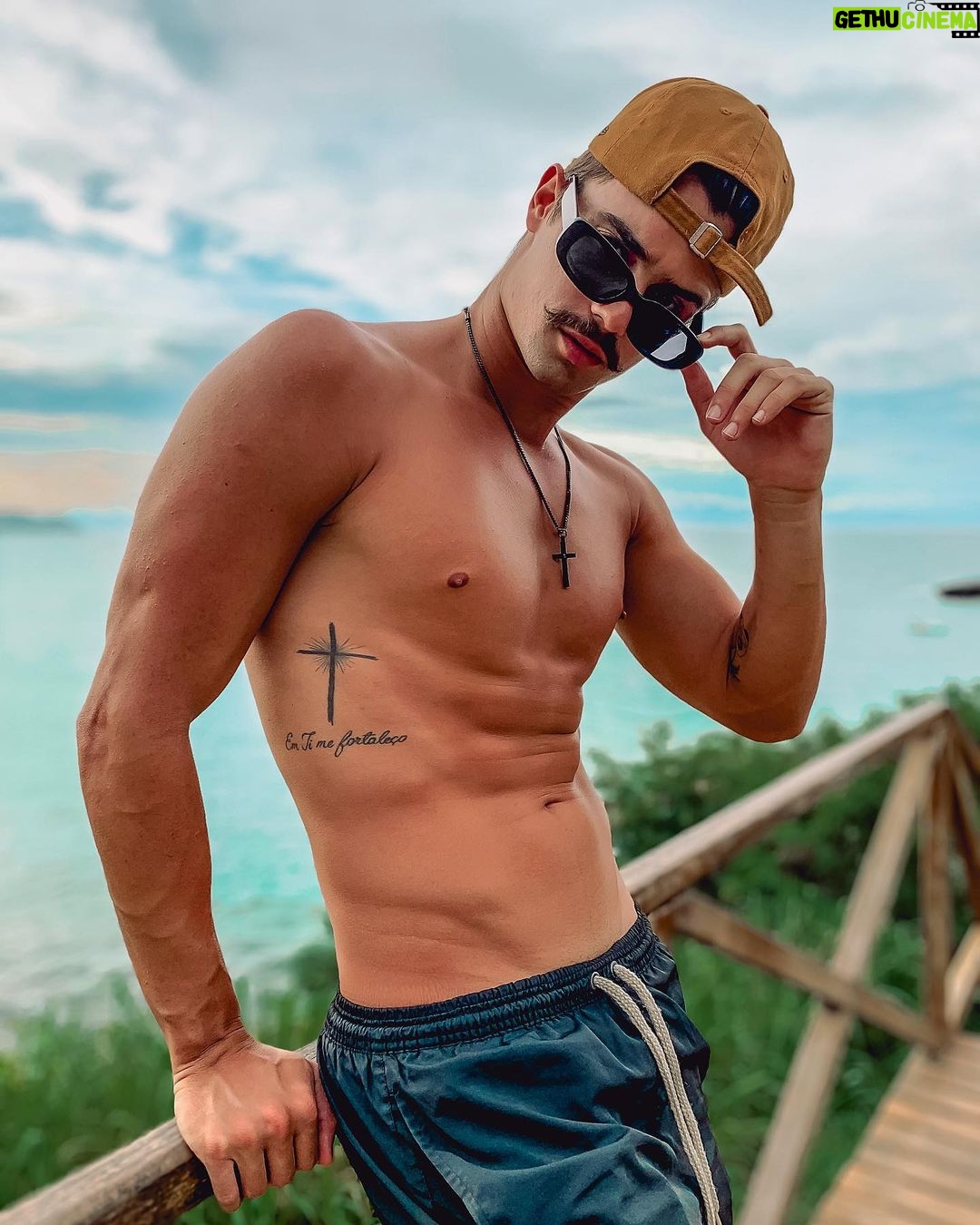 Leandro David - 31.6K Likes - Turistando e fazendo book 📸😜 Fala pra mim, vcs conhecem Búzios?? Me fala um lugar que eu não posso deixar de conhecer aqui…👀