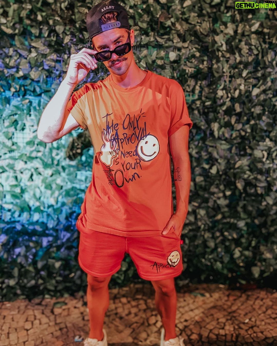 Leandro David - 14.7K Likes - “The only approval you need is your own”
Pouco trajado no pagode viu?? 🔥🔥 Alô @approve tamo sem beca, graças a Deus kkkkkkkkkk Oq vcs acharam do look??