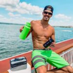 Leandro David Instagram - Eu já garanti as minhas garrafinhas da @paccoby nesse Black Friday, e vc??? 👀 A minha até combinou com a bermuda hahaha As melhores garrafinhas do mercado, BPA Free, 100% sustentável e perfeitaaas ❤️ Corre que ainda dá tempo de aproveitar o #blackfriday , os preços estão incríveeeis 🔥🔥