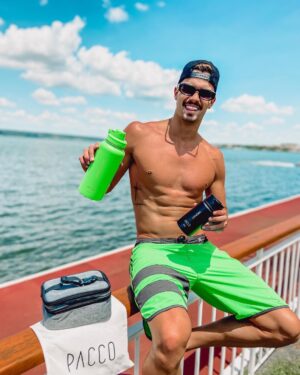 Leandro David Instagram - Eu já garanti as minhas garrafinhas da @paccoby nesse Black Friday, e vc??? 👀 A minha até combinou com a bermuda hahaha As melhores garrafinhas do mercado, BPA Free, 100% sustentável e perfeitaaas ❤️ Corre que ainda dá tempo de aproveitar o #blackfriday , os preços estão incríveeeis 🔥🔥