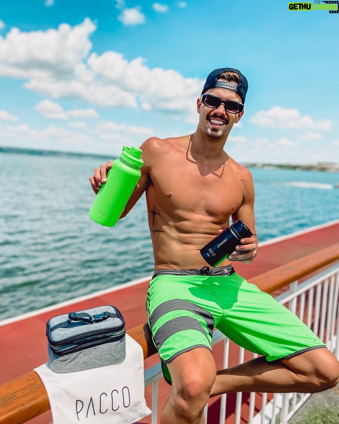Leandro David - 17.4K Likes - Eu já garanti as minhas garrafinhas da @paccoby nesse Black Friday, e vc??? 👀 A minha até combinou com a bermuda hahaha As melhores garrafinhas do mercado, BPA Free, 100% sustentável e perfeitaaas ❤️ Corre que ainda dá tempo de aproveitar o #blackfriday , os preços estão incríveeeis 🔥🔥