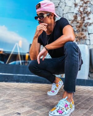 Leandro David Instagram - E pra celebrar o dia das crianças, lancei a versão da Vans com o Bob kkkkkkkkkkk e pra completar não podia faltar a blusa da @be_cava lógico 🔥🔥 Aloooo @vansbrasil tu nunca errou viu?? ❤️‍🔥