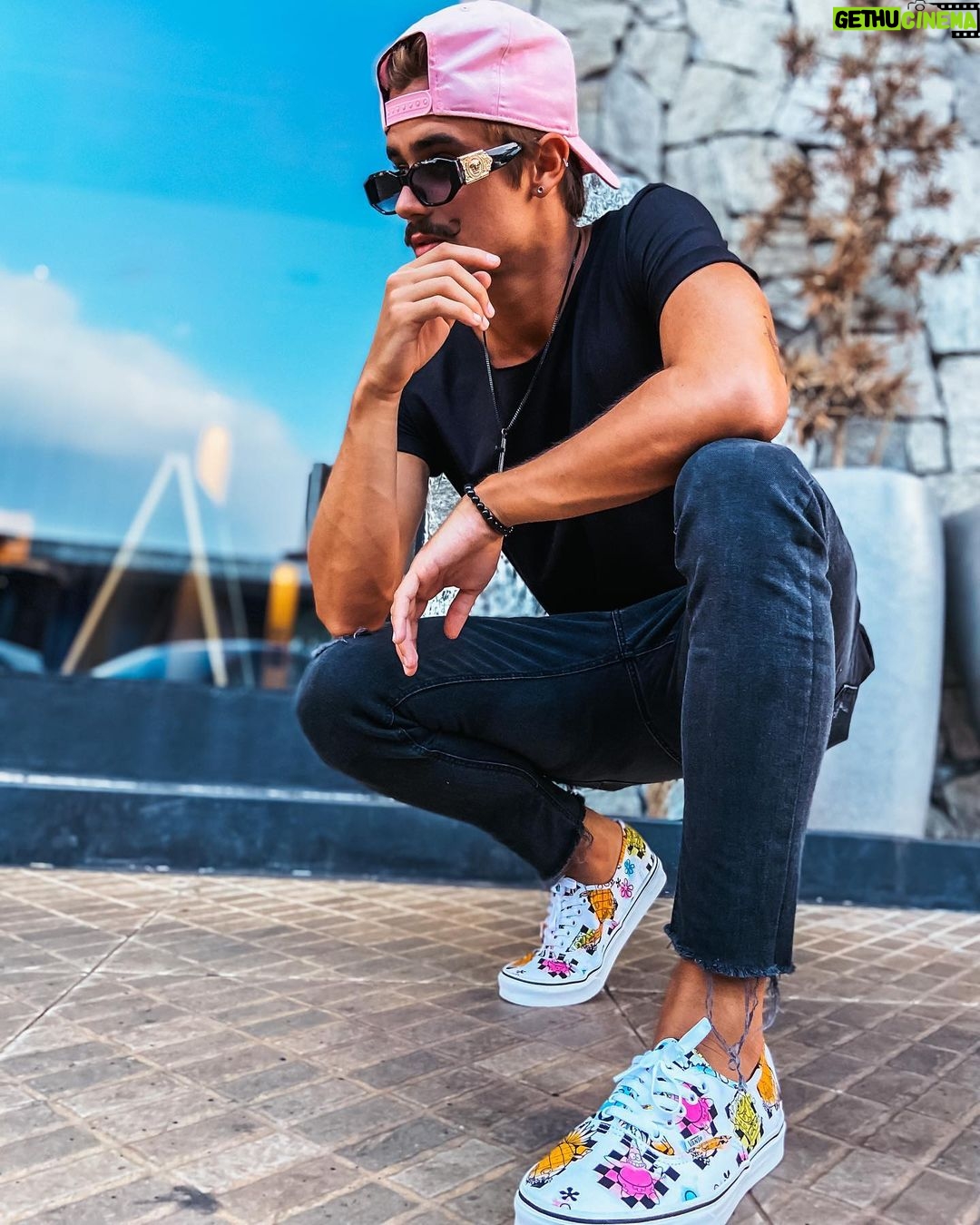 Leandro David - 23.9K Likes - E pra celebrar o dia das crianças, lancei a versão da Vans com o Bob kkkkkkkkkkk e pra completar não podia faltar a blusa da @be_cava lógico 🔥🔥 Aloooo @vansbrasil tu nunca errou viu?? ❤️🔥
