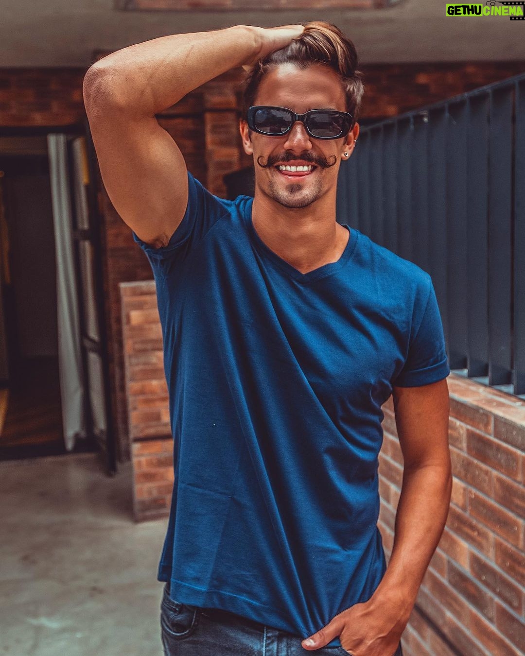 Leandro David - 35.6K Likes - E olha quem resolveu aparecer no feed pra vcs de novo hahaha todo feliz usando @be_cava 🔥 SABADOOOOU, duvido vcs comentarem só emojis “AZUL 🔵”
📸: @lucasmirandaprod