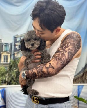 Lee Chang-ho Instagram - 강산이 변하는 것처럼 많은 일들과 환경이 변화하는 시기를 겪었던 한 해였던 것 같습니다.
여러분들은 어떠셨는지요?
제가 어디에 있어도, 무엇을 하여도, 어디에서도 무엇이든 사랑해 주시는 분들이 계시기에 무엇이든 할 수 있었습니다 

1년이 지날 때마다 자리를 지키던 머리카락은 빠져가고 마시는 수분만큼 피부의 수분 함량은 떨어지고 과거의 그때가 그날이 그리워질 때가 있습니다. 하지만 비워지는 머리에는 지혜를 더 담고, 사라지는 얼굴에는 덕을 채워 더 나아지는 37살이 되겠습니다. 

정말 건강하셔야 합니다.
건강은 항상 얘기해도 좋은 것 같습니다. 육체적으로 건강하셔야 정신적으로 건강하다는 것은 저보다 더 잘 알고 계시리라 생각합니다
아침에 일어나서 공복에 물 한 잔(유산균)
하루에 바나나 1개
스트레스 해소하는 나만의 루틴 찾기
제 루틴 중에 몇 가지입니다. 함께 해보시면 좋을 듯합니다. 

꾸준할 수 있는 것 하나!
제가 제일 못 하는 것 중 하나입니다. 우연히 보게 된 김미경 강사님의 
영상에서 영감을 받았던 한 이야기로 글을 마무리하려 합니다.
"꾸준함이 계속되면 정체성이 되고 그 정체성이 사회와 거래되면 브랜드가 된다"
저는 제가 할 수 있는 코미디를 꾸준히 하고 그 코미디가 더 풍부한 정체성이 되고 그 풍부한 정체성으로 사회와 거래될 수 있는 브랜드가 되겠습니다. 여러분들께 신뢰감 있는 브랜드가 되겠습니다. 

건강하십시오, 그리고 항상 웃으시길 바랍니다.
저는 '웃는다'라는 키워드를 가지고 2024년 열심히 하겠습니다
여러분들의 웃는 모습을 보고 나는 웃는다
그리고 사.. 사.. 사ㄹ.. 살 안 춥게 따시게 입고 다니세요