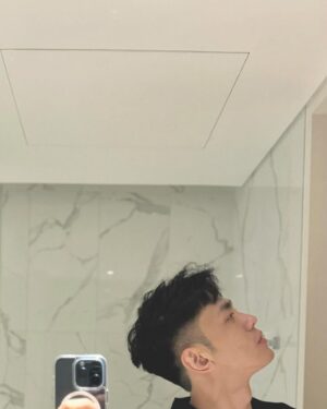 Lee Charles Instagram - 檢查一下後面頭髮會不會太扁