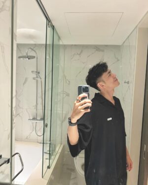 Lee Charles Instagram - 檢查一下後面頭髮會不會太扁