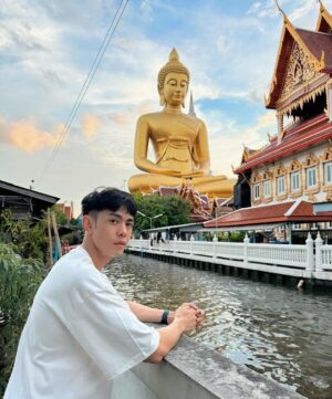 Lee Charles Instagram - 曼谷最高大佛
2021完工
曼谷新地標

大佛本尊高大
置身現場特別震撼

搭乘MRT到「Bang Phi」站
1號出口步行大概15分鐘即可抵達

可以搭船還遊水門寺
也可步行解鎖大佛不同角度

#bkk
#bangkok
#thailand 
#水門寺大佛