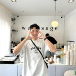 Lee Charles Instagram – 飯店旁邊不小心發現的cafe #woodsage
拿鐵120泰銖
不酸不苦入口絲滑順暢
秒喝爆(奪渴？

裝潢簡單俐落
白白淨淨
採光明亮
適合拍照打卡發ig
🤣

來曼谷我都用 @joytel_tw 
上網
eSIM安裝方便
大家在拔卡換卡插卡
你已經在ig發限動了
真心推推👐🏻

#bkk 
#bangkok 
#joytel Woodsage cafe