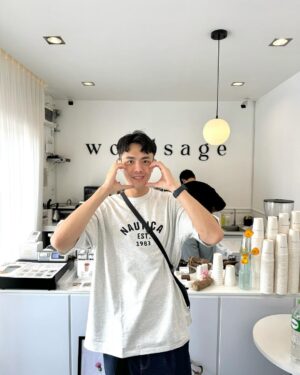 Lee Charles Instagram - 飯店旁邊不小心發現的cafe #woodsage
拿鐵120泰銖
不酸不苦入口絲滑順暢
秒喝爆(奪渴？

裝潢簡單俐落
白白淨淨
採光明亮
適合拍照打卡發ig
🤣

來曼谷我都用 @joytel_tw 
上網
eSIM安裝方便
大家在拔卡換卡插卡
你已經在ig發限動了
真心推推👐🏻

#bkk 
#bangkok 
#joytel