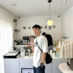 Lee Charles Instagram – 飯店旁邊不小心發現的cafe #woodsage
拿鐵120泰銖
不酸不苦入口絲滑順暢
秒喝爆(奪渴？

裝潢簡單俐落
白白淨淨
採光明亮
適合拍照打卡發ig
🤣

來曼谷我都用 @joytel_tw 
上網
eSIM安裝方便
大家在拔卡換卡插卡
你已經在ig發限動了
真心推推👐🏻

#bkk 
#bangkok 
#joytel Woodsage cafe
