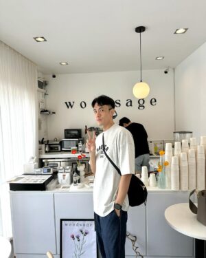 Lee Charles Instagram - 飯店旁邊不小心發現的cafe #woodsage
拿鐵120泰銖
不酸不苦入口絲滑順暢
秒喝爆(奪渴？

裝潢簡單俐落
白白淨淨
採光明亮
適合拍照打卡發ig
🤣

來曼谷我都用 @joytel_tw 
上網
eSIM安裝方便
大家在拔卡換卡插卡
你已經在ig發限動了
真心推推👐🏻

#bkk 
#bangkok 
#joytel