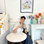 Lee Charles Instagram – 飯店旁邊不小心發現的cafe #woodsage
拿鐵120泰銖
不酸不苦入口絲滑順暢
秒喝爆(奪渴？

裝潢簡單俐落
白白淨淨
採光明亮
適合拍照打卡發ig
🤣

來曼谷我都用 @joytel_tw 
上網
eSIM安裝方便
大家在拔卡換卡插卡
你已經在ig發限動了
真心推推👐🏻

#bkk 
#bangkok 
#joytel Woodsage cafe