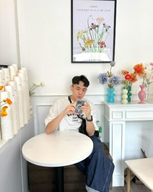 Lee Charles Instagram - 飯店旁邊不小心發現的cafe #woodsage
拿鐵120泰銖
不酸不苦入口絲滑順暢
秒喝爆(奪渴？

裝潢簡單俐落
白白淨淨
採光明亮
適合拍照打卡發ig
🤣

來曼谷我都用 @joytel_tw 
上網
eSIM安裝方便
大家在拔卡換卡插卡
你已經在ig發限動了
真心推推👐🏻

#bkk 
#bangkok 
#joytel