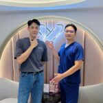 Lee Charles Instagram – 前陣子生活太慵懶
不禁胖到一個從來沒看過的數字
後來下定決心
要在夏天前瘦下來
開始認真運動認真飲食
確實瘦了
但肚子周圍的油脂感覺依舊揮之不去🥲

這時尋求了科技的幫忙
找到了 @安妞美學診所
他們介紹 StarFormer #星肌動科技 給我
可以非侵入式的雕塑體態
利用多頻磁能科技讓我們能在30分鐘內讓肌肉運動20000-30000次
太神奇了吧！？
躺著就能做運動的感覺！
如此高效的HIIT訓練
勢必能夠讓我隱藏在體內的小腹肌重見天日！？

第一次去安妞時還覺得緊張
但是 #徐和遠醫師 的專業與幽默
徹底讓我瞭解星肌動科技並且消除我內心的小緊張

Btw
#古亭安妞 裡的裝潢
簡直不要太好拍
簡約大方的韓系風格
那面莫蘭迪粉色系的網美牆
我本人也淪陷了
拍到北叮北噹🤣
護理師小姐姐們都親切又專業
每次去都像老朋友般地閒聊互動

大家一定很好奇做起來是什麼樣的感受？
大概的感覺就像你躺在床上
但是有機器幫你完成了數以千計的仰臥起坐
過程中的感覺就像在坐仰臥起坐的感覺
隨著強度的不同
腹部痠緊的程度不同
躺著休息30分鐘
也同時完成了30分鐘的腹部肌肉運動
但是你不熱也不喘
看起來是不是很神奇？
他就是這麼神奇

每一次的課程結束
隔天腹部都會有做了幾百下仰臥起坐的感覺
體驗完了八次課程
我自己確實能感受到腹部變緊實了
線條也明顯一些了

當然除了星肌動的幫助以外
我自己也是盡量保持一週運動三次
飲食方面也會特別注意
千萬不要以為做了星肌動
就可以餐餐鹽酥雞麻辣火鍋
適當的運動及健康飲食搭配星肌動
才能讓你真的實現腹肌自由唷

可以參考，安妞美學診所的官網 👇
https://bit.ly/3OKN7Zd

@annyeong_ig