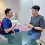 Lee Charles Instagram – 前陣子生活太慵懶
不禁胖到一個從來沒看過的數字
後來下定決心
要在夏天前瘦下來
開始認真運動認真飲食
確實瘦了
但肚子周圍的油脂感覺依舊揮之不去🥲

這時尋求了科技的幫忙
找到了 @安妞美學診所
他們介紹 StarFormer #星肌動科技 給我
可以非侵入式的雕塑體態
利用多頻磁能科技讓我們能在30分鐘內讓肌肉運動20000-30000次
太神奇了吧！？
躺著就能做運動的感覺！
如此高效的HIIT訓練
勢必能夠讓我隱藏在體內的小腹肌重見天日！？

第一次去安妞時還覺得緊張
但是 #徐和遠醫師 的專業與幽默
徹底讓我瞭解星肌動科技並且消除我內心的小緊張

Btw
#古亭安妞 裡的裝潢
簡直不要太好拍
簡約大方的韓系風格
那面莫蘭迪粉色系的網美牆
我本人也淪陷了
拍到北叮北噹🤣
護理師小姐姐們都親切又專業
每次去都像老朋友般地閒聊互動

大家一定很好奇做起來是什麼樣的感受？
大概的感覺就像你躺在床上
但是有機器幫你完成了數以千計的仰臥起坐
過程中的感覺就像在坐仰臥起坐的感覺
隨著強度的不同
腹部痠緊的程度不同
躺著休息30分鐘
也同時完成了30分鐘的腹部肌肉運動
但是你不熱也不喘
看起來是不是很神奇？
他就是這麼神奇

每一次的課程結束
隔天腹部都會有做了幾百下仰臥起坐的感覺
體驗完了八次課程
我自己確實能感受到腹部變緊實了
線條也明顯一些了

當然除了星肌動的幫助以外
我自己也是盡量保持一週運動三次
飲食方面也會特別注意
千萬不要以為做了星肌動
就可以餐餐鹽酥雞麻辣火鍋
適當的運動及健康飲食搭配星肌動
才能讓你真的實現腹肌自由唷

可以參考，安妞美學診所的官網 👇
https://bit.ly/3OKN7Zd

@annyeong_ig