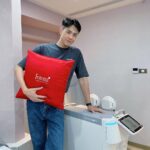 Lee Charles Instagram – 前陣子生活太慵懶
不禁胖到一個從來沒看過的數字
後來下定決心
要在夏天前瘦下來
開始認真運動認真飲食
確實瘦了
但肚子周圍的油脂感覺依舊揮之不去🥲

這時尋求了科技的幫忙
找到了 @安妞美學診所
他們介紹 StarFormer #星肌動科技 給我
可以非侵入式的雕塑體態
利用多頻磁能科技讓我們能在30分鐘內讓肌肉運動20000-30000次
太神奇了吧！？
躺著就能做運動的感覺！
如此高效的HIIT訓練
勢必能夠讓我隱藏在體內的小腹肌重見天日！？

第一次去安妞時還覺得緊張
但是 #徐和遠醫師 的專業與幽默
徹底讓我瞭解星肌動科技並且消除我內心的小緊張

Btw
#古亭安妞 裡的裝潢
簡直不要太好拍
簡約大方的韓系風格
那面莫蘭迪粉色系的網美牆
我本人也淪陷了
拍到北叮北噹🤣
護理師小姐姐們都親切又專業
每次去都像老朋友般地閒聊互動

大家一定很好奇做起來是什麼樣的感受？
大概的感覺就像你躺在床上
但是有機器幫你完成了數以千計的仰臥起坐
過程中的感覺就像在坐仰臥起坐的感覺
隨著強度的不同
腹部痠緊的程度不同
躺著休息30分鐘
也同時完成了30分鐘的腹部肌肉運動
但是你不熱也不喘
看起來是不是很神奇？
他就是這麼神奇

每一次的課程結束
隔天腹部都會有做了幾百下仰臥起坐的感覺
體驗完了八次課程
我自己確實能感受到腹部變緊實了
線條也明顯一些了

當然除了星肌動的幫助以外
我自己也是盡量保持一週運動三次
飲食方面也會特別注意
千萬不要以為做了星肌動
就可以餐餐鹽酥雞麻辣火鍋
適當的運動及健康飲食搭配星肌動
才能讓你真的實現腹肌自由唷

可以參考，安妞美學診所的官網 👇
https://bit.ly/3OKN7Zd

@annyeong_ig