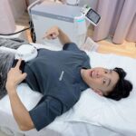 Lee Charles Instagram – 前陣子生活太慵懶
不禁胖到一個從來沒看過的數字
後來下定決心
要在夏天前瘦下來
開始認真運動認真飲食
確實瘦了
但肚子周圍的油脂感覺依舊揮之不去🥲

這時尋求了科技的幫忙
找到了 @安妞美學診所
他們介紹 StarFormer #星肌動科技 給我
可以非侵入式的雕塑體態
利用多頻磁能科技讓我們能在30分鐘內讓肌肉運動20000-30000次
太神奇了吧！？
躺著就能做運動的感覺！
如此高效的HIIT訓練
勢必能夠讓我隱藏在體內的小腹肌重見天日！？

第一次去安妞時還覺得緊張
但是 #徐和遠醫師 的專業與幽默
徹底讓我瞭解星肌動科技並且消除我內心的小緊張

Btw
#古亭安妞 裡的裝潢
簡直不要太好拍
簡約大方的韓系風格
那面莫蘭迪粉色系的網美牆
我本人也淪陷了
拍到北叮北噹🤣
護理師小姐姐們都親切又專業
每次去都像老朋友般地閒聊互動

大家一定很好奇做起來是什麼樣的感受？
大概的感覺就像你躺在床上
但是有機器幫你完成了數以千計的仰臥起坐
過程中的感覺就像在坐仰臥起坐的感覺
隨著強度的不同
腹部痠緊的程度不同
躺著休息30分鐘
也同時完成了30分鐘的腹部肌肉運動
但是你不熱也不喘
看起來是不是很神奇？
他就是這麼神奇

每一次的課程結束
隔天腹部都會有做了幾百下仰臥起坐的感覺
體驗完了八次課程
我自己確實能感受到腹部變緊實了
線條也明顯一些了

當然除了星肌動的幫助以外
我自己也是盡量保持一週運動三次
飲食方面也會特別注意
千萬不要以為做了星肌動
就可以餐餐鹽酥雞麻辣火鍋
適當的運動及健康飲食搭配星肌動
才能讓你真的實現腹肌自由唷

可以參考，安妞美學診所的官網 👇
https://bit.ly/3OKN7Zd

@annyeong_ig