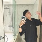 Lee Charles Instagram – 檢查一下後面頭髮會不會太扁 Somerset Maison Asoke