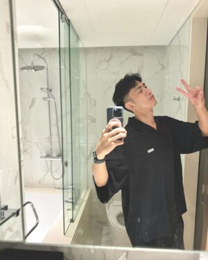 Lee Charles Instagram - 檢查一下後面頭髮會不會太扁