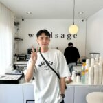 Lee Charles Instagram – 飯店旁邊不小心發現的cafe #woodsage
拿鐵120泰銖
不酸不苦入口絲滑順暢
秒喝爆(奪渴？

裝潢簡單俐落
白白淨淨
採光明亮
適合拍照打卡發ig
🤣

來曼谷我都用 @joytel_tw 
上網
eSIM安裝方便
大家在拔卡換卡插卡
你已經在ig發限動了
真心推推👐🏻

#bkk 
#bangkok 
#joytel Woodsage cafe