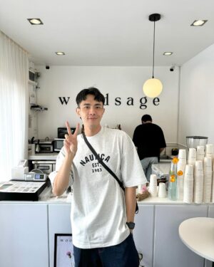 Lee Charles Instagram - 飯店旁邊不小心發現的cafe #woodsage
拿鐵120泰銖
不酸不苦入口絲滑順暢
秒喝爆(奪渴？

裝潢簡單俐落
白白淨淨
採光明亮
適合拍照打卡發ig
🤣

來曼谷我都用 @joytel_tw 
上網
eSIM安裝方便
大家在拔卡換卡插卡
你已經在ig發限動了
真心推推👐🏻

#bkk 
#bangkok 
#joytel