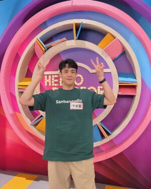 Lee Charles Instagram - #醫師好辣 

在此大大表揚幫我妝髮的小姐姐
這髮型太好看
當天錄完影直接走跳信義區
不想回家