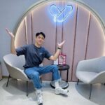 Lee Charles Instagram – 前陣子生活太慵懶
不禁胖到一個從來沒看過的數字
後來下定決心
要在夏天前瘦下來
開始認真運動認真飲食
確實瘦了
但肚子周圍的油脂感覺依舊揮之不去🥲

這時尋求了科技的幫忙
找到了 @安妞美學診所
他們介紹 StarFormer #星肌動科技 給我
可以非侵入式的雕塑體態
利用多頻磁能科技讓我們能在30分鐘內讓肌肉運動20000-30000次
太神奇了吧！？
躺著就能做運動的感覺！
如此高效的HIIT訓練
勢必能夠讓我隱藏在體內的小腹肌重見天日！？

第一次去安妞時還覺得緊張
但是 #徐和遠醫師 的專業與幽默
徹底讓我瞭解星肌動科技並且消除我內心的小緊張

Btw
#古亭安妞 裡的裝潢
簡直不要太好拍
簡約大方的韓系風格
那面莫蘭迪粉色系的網美牆
我本人也淪陷了
拍到北叮北噹🤣
護理師小姐姐們都親切又專業
每次去都像老朋友般地閒聊互動

大家一定很好奇做起來是什麼樣的感受？
大概的感覺就像你躺在床上
但是有機器幫你完成了數以千計的仰臥起坐
過程中的感覺就像在坐仰臥起坐的感覺
隨著強度的不同
腹部痠緊的程度不同
躺著休息30分鐘
也同時完成了30分鐘的腹部肌肉運動
但是你不熱也不喘
看起來是不是很神奇？
他就是這麼神奇

每一次的課程結束
隔天腹部都會有做了幾百下仰臥起坐的感覺
體驗完了八次課程
我自己確實能感受到腹部變緊實了
線條也明顯一些了

當然除了星肌動的幫助以外
我自己也是盡量保持一週運動三次
飲食方面也會特別注意
千萬不要以為做了星肌動
就可以餐餐鹽酥雞麻辣火鍋
適當的運動及健康飲食搭配星肌動
才能讓你真的實現腹肌自由唷

可以參考，安妞美學診所的官網 👇
https://bit.ly/3OKN7Zd

@annyeong_ig