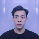Lee Charles Instagram - 拍證件照眼睛到底要看哪裡？ 拍完了選完了，照片洗出來後馬上就有想再投200塊重拍的衝動 我的臉左右有夠不對稱，左右兩個人 這是手機自拍，自拍真是怎樣都不難看🤪