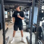 Lee Charles Instagram - 謝謝教練 @ovaltine_1010 孜孜不倦地帶領我 從一個小胖子變成小小胖子 然後自拍居然忘記找他！ 最後 我換了新手機殼有人發現嗎？ Goal Fitness 走健身