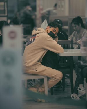 Lee Charles Instagram - 真的是發呆被拍

📷 @hanchunsha
